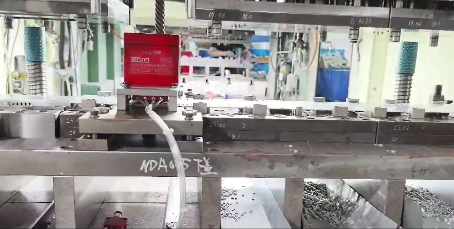 模內(nèi)攻牙，轉塔攻牙